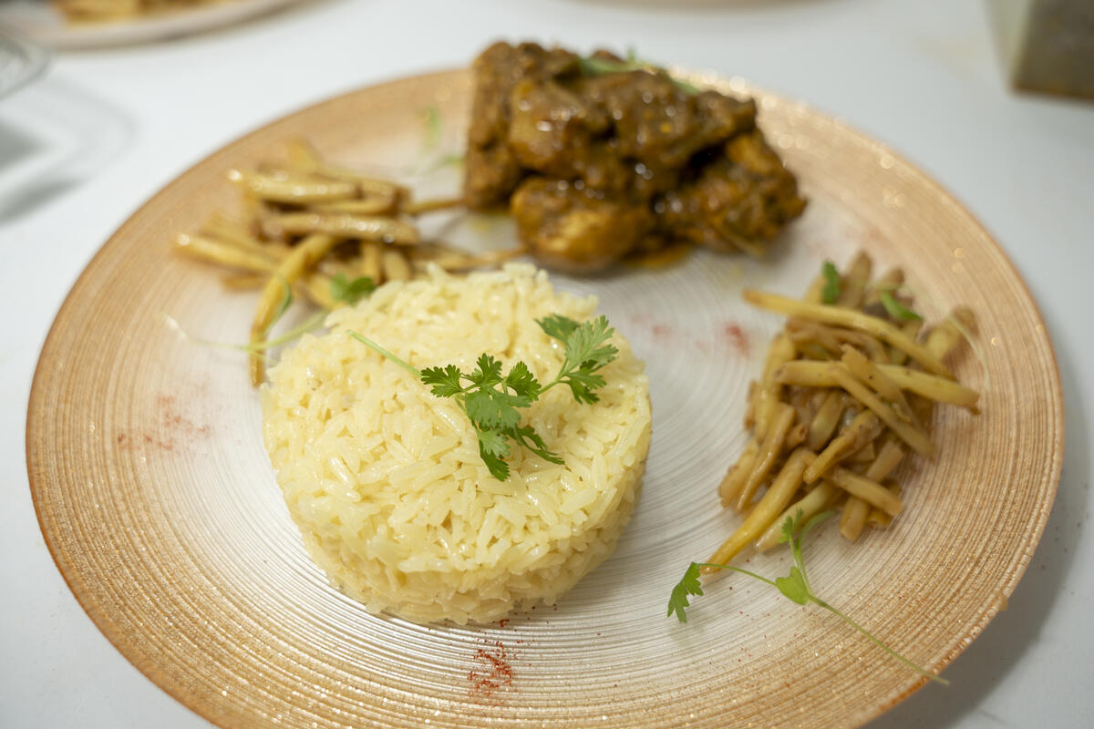 Service Cœur du repas, viande mijotée aux olives