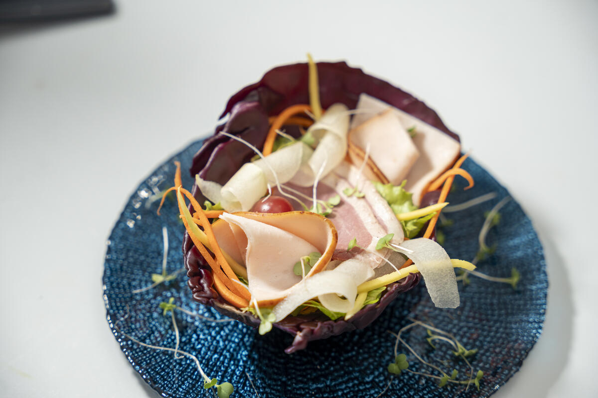 Service Ouverture, tartare mariné et croustillant de tapioca